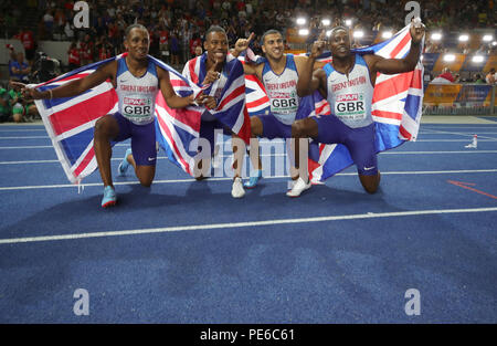 Berlin, Allemagne. Août 12, 2018. L'athlétisme, les championnats européens dans le stade olympique : 4 x 100m finale du relais, les hommes : Gold Medals : à partir de la Grande-Bretagne (Chijindu Zharnel Ujah, Hughes, Adam Gemili, Harry Aikines-Aryeetey) d'applaudir. Crédit : Michael Kappeler/dpa/Alamy Live News Banque D'Images