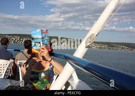 Zurich, Suisse. 12Th Aug 2018. Belle journée d'été que la température atteint 31 degrés sur le lac de Zurich, Suisse Credit : Gari Wyn Williams/Alamy Live News Banque D'Images