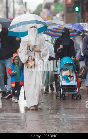 London UK. 13 août 2018. Météo France : Shoppers dans Oxford Street sont pris dans des orages Crédit : amer ghazzal/Alamy Live News Banque D'Images