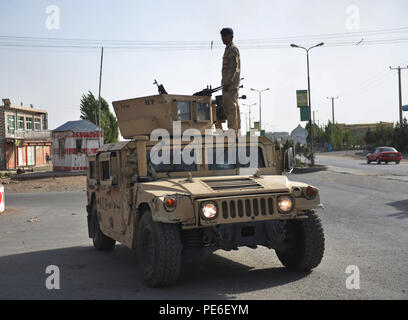 Ghazni, en Afghanistan. Août 12, 2018. Un membre des forces de sécurité afghanes est vu dans la ville de Ghazni, capitale de la province de Ghazni, Afghanistan, le 12 août 2018. Environ 100 membres de la Force spéciale de l'Afghanistan ont disparu dans l'est de la province de Ghazni au cours des deux derniers jours, local TV channel Tolonews ont déclaré lundi. Credit : Anwar Yar Danois/Xinhua/Alamy Live News Banque D'Images