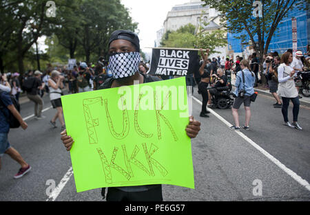 12 août 2018 - Washington Dc, District of Columbia, United States - un contre-manifestant vu avec un placard.Counter manifestants amassés dans les zones autour de la Maison Blanche dans l'espoir d'être en mesure d'apercevoir de la touche Alt droite comme ils ont quitté la zone à la suite de l'unification de la droite 2 rassemblement à Lafayette Park.Sur le premier anniversaire de l'unification de la droite qui est hors de contrôle dans la région de Charlottesville et a causé la mort d'Heather Heyer, membres de la touche Alt droite étape prévue pour cette fois un autre rassemblement à Washington, DC Le rallye a eu lieu dans le parc Lafayette, en face de la Maison Blanche Banque D'Images