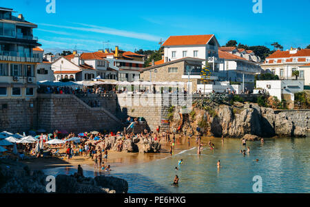 Cascais, Portugal - Août 12th, 2018 : les gens à prendre le soleil sur la plage de Praia da Rainha. Cascais est célèbre et populaire pour les vacances d'été Portugue Banque D'Images