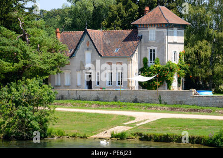 Propriété en bord de rivière le long de la Saone, France Banque D'Images