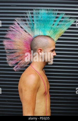 Portrait de punk avec les cheveux très coloré Banque D'Images