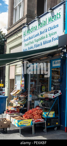 La viande halal une boutique qui vend aussi des fruits, légumes, épices et une gamme de produits alimentaires provenant de plusieurs cultures. Edimbourg, Ecosse. Banque D'Images