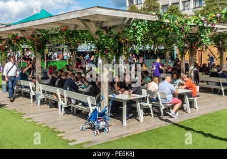 Les visiteurs et les artistes interprètes ou exécutants dans l'Edinburgh Festival Fringe dans l'après-midi de détente au soleil Bristo place dans le centre de la ville. L'Écosse, au Royaume-Uni. Banque D'Images