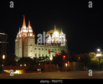 L'église des Mormons Salt Lake Temple à Temple Square, au centre-ville de Salt Lake City, Utah sur une nuit d'été. Banque D'Images