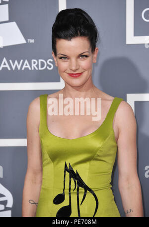 53e édition des GRAMMY Awards au Staples Center de Los Angeles. Pauley Perrette  un événement dans la vie d'Hollywood, Californie - Red Carpet Event, USA, Cinéma, Célébrités, photographie, Arts, Culture et divertissement, Célébrités, Mode Topix Meilleur de Hollywood, la vie, événement dans la vie d'Hollywood, Californie - Tapis rouge et en backstage, cinéma, télévision, célébrités, célébrités Musique Bestof , Arts, Culture et divertissement, vertical, une seule personne, la photographie, les trois quarts, enquête 2011 tsuni@Gamma-USA.com , Crédit Tsuni / USA, Banque D'Images