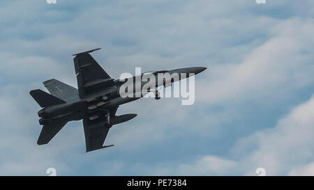 Un F/A-18D Hornet de la chasse de l'escadron de formation Marine attaque 101 se prépare à faire un champ d'atterrissage de l'opérateur le 13 oct. à bord Marine Corps Air Station Beaufort. L'escadron est basée à Marine Corps Air Station Miramar sous le commandement de la Marine Aircraft Group 11. Banque D'Images