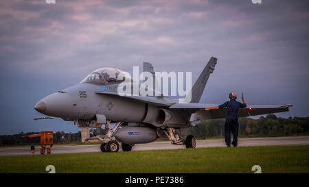 Un F/A-18D Hornet de la chasse de l'escadron de formation Marine attaque 101 se prépare à décoller à bord de Marine Corps Air Station Beaufort au 13 octobre. VMFAT-101 est un escadron de formation pour les élèves de la Marine et du Corps des Marines qui apprennent à piloter les F-18. L'escadron est basée à Marine Corps Air Station Miramar sous le commandement de la Marine Aircraft Group 11. Banque D'Images