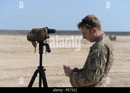 L'équipe de tireurs d'un Scout Marksman, partie du peloton de reconnaissance de la Compagnie Bravo, 2e Bataillon, 124e Régiment d'infanterie, 53ème Brigade Combat Team, Florida Army National Guard étalonne la lunette d'un incendie réel avant d'entraînement au tir à longue portée et de qualification à l'éventail de formation Arta à Djibouti, 14 Oct 2015. La SST est une unité d'appui à la Force de réaction de l'Afrique de l'Est, une force de réaction rapide conçu pour répondre aux opérations de contingence à l'intérieur des États-Unis d'Afrique zone de responsabilité. (U.S. Photo de l'Armée de l'air par le sergent. Gregory Brook/ libéré. Cette photo a bee Banque D'Images