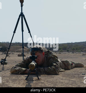 L'équipe de tireurs d'un Scout Marksman, partie du peloton de reconnaissance de la Compagnie Bravo, 2e Bataillon, 124e Régiment d'infanterie, 53ème Brigade Combat Team, Florida Army National Guard permet d'étalonner ses rifles portée avant d'un incendie réel formation au tir à longue portée et de qualification à l'éventail de formation Arta à Djibouti, 14 Oct 2015. La SST est une unité d'appui à la Force de réaction de l'Afrique de l'Est, une force de réaction rapide conçu pour répondre aux opérations de contingence à l'intérieur des États-Unis d'Afrique zone de responsabilité. (U.S. Photo de l'Armée de l'air par le sergent. Gregory Brook/ libéré. Cette photo a été Banque D'Images