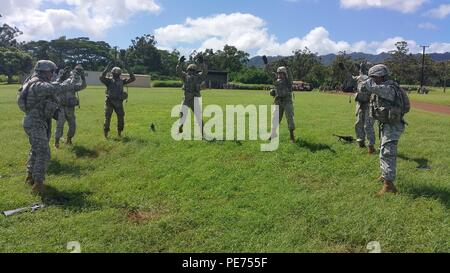 Chaque équipe participant à la 84e Brigade Ingénieur meilleurs concours préparation physique équipe effectue la formation (EPR) Les exercices avant de les "tirer" sur le stress Schofield Barracks, Missouri, le 15 octobre 2015. Le stress est un shoot pour tester la capacité du soldat à tirer leur arme sous la fatigue physique réaliste qu'ils peuvent rencontrer au cours d'un combat. C'est l'un des nombreux événements tout au long de la compétition qui a porté sur la formation du soldat qui se battent. Ces événements ont été conçus pour aider à évaluer l'unité est prête à fonctionner dans un environnement tactique tout en offrant une formation en leadership aux soldats Banque D'Images