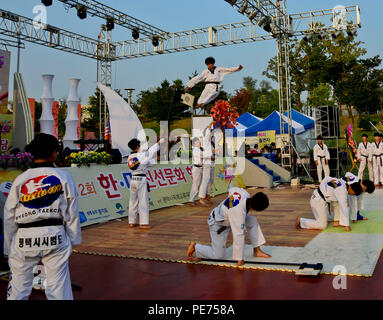 Les pratiquants de taekwondo présentent des démonstrations d'arts martiaux lors du 12e Festival annuel de l'amitié coréenne-américaine dans le quartier des divertissements de Songtan, en République de Corée, le 17 octobre 2015. L'événement a présenté les techniques traditionnelles des arts martiaux coréens, mettant l'accent sur les coups de pied, les grèves et les formes. Les activités du festival comprenaient des spectacles, de la nourriture culturelle, des stands interactifs et des occasions pour les participants de dialoguer avec des participants américains et coréens, favorisant la compréhension interculturelle et l'engagement communautaire. Banque D'Images