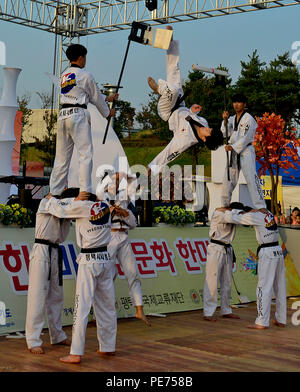 Les pratiquants de taekwondo présentent des démonstrations d'arts martiaux lors du 12e Festival annuel de l'amitié coréenne-américaine dans le quartier des divertissements de Songtan, en République de Corée, le 17 octobre 2015. Le taekwondo, développé dans les années 1940 et 1950, est un art martial coréen mettant l'accent sur les techniques de frappe et intégrant des éléments du taekkyeon, du gwonbeop et du subak. Le festival a favorisé les échanges culturels, l'engagement interactif et la participation communautaire par le biais de démonstrations, de stands de nourriture et de divertissement. Banque D'Images