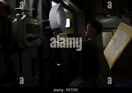 151021-N-GR361-134 MER MÉDITERRANÉE (oct. 21, 2015) Le Cpl. Ben Mueller, de Janesville, Wisconsin, place une boîte dans un convoyeur à bord du navire d'assaut amphibie USS Kearsarge LHD (3)au cours d'un ravitaillement en mer avec le navire de soutien de combat rapide USNS arctique (T-AOE 8), le 21 octobre 2015. Kearsarge, déployés dans le cadre du groupe amphibie Kearsarge, mène des opérations navales dans la sixième flotte américaine zone d'opérations à l'appui de la sécurité nationale des États-Unis en Europe. (U.S. Photo par marine Spécialiste de la communication de masse Seaman Kaleb R. Staples/libérés) Banque D'Images