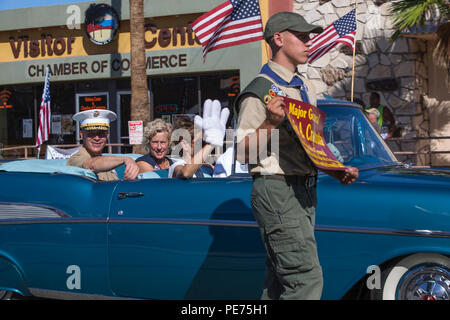 Centre de combat général commandant, le Major-général Lewis A. Craparotta, et son épouse, Laurie, roulez sur la Pioneer Days Parade sur l'autoroute 62 et Adobe Road à Twentynine Palms, Californie, le 17 octobre 2015. (Marine Corps photo par Lance Cpl. Levi Schultz/libérés) Banque D'Images