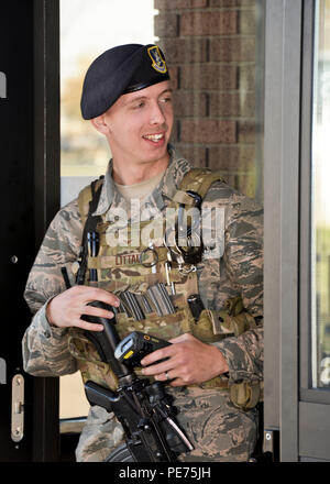 Navigant de première classe Kaleb Littau, 5e Escadron des Forces de sécurité l'entrée de l'installation, le contrôleur vérifie l'identification d'autoriser l'entrée à Minot Air Force Base, N.D., Octobre 14, 2015. Le s.. Alfredo Garza, Senior Airman Curtis Sey et Littau, forces de sécurité 5ème vol Alpha, les contrôleurs d'entrée installation ouverte la porte principale de 6 h à 18 h, contrôle de l'identification et l'inspection des véhicules. (U.S. Air Force photo/Navigant de première classe J. T. Armstrong) Banque D'Images