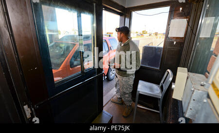 Airman Senior Curtis Sey, 5e Escadron des Forces de sécurité l'entrée de l'installation, le contrôleur vérifie l'identification d'autoriser l'entrée à Minot Air Force Base, N.D., Octobre 14, 2015. Le s.. Alfredo Garza, Sey et Navigant de première classe Kaleb Littau, forces de sécurité 5ème vol Alpha, les contrôleurs d'entrée installation ouverte la porte principale de 6 h à 18 h, contrôle de l'identification et l'inspection des véhicules. (U.S. Air Force photo/Navigant de première classe J. T. Armstrong) Banque D'Images