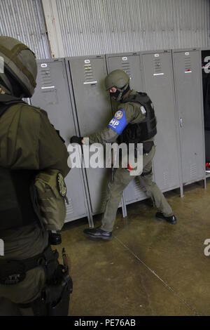 Les soldats autrichiens affecté à la Force au Kosovo la conduite de la Police militaire internationale des capacités de formation aux côtés des soldats de la Police militaire de l'armée américaine, ainsi que les chiens et leurs maîtres de travail militaire, 30 septembre 2015, le Camp Bondsteel, au Kosovo. Les soldats américains sont actuellement déployés au Kosovo avec les multinationales bataille Group-East, partie de la KFOR de l'OTAN de la mission de soutien de la paix. La journée de formation a été menée pour assurer la police militaire les équipes sont familiers avec chien de travail militaire tout en répondant à des procédures-active shooter ou situations explosives non explosées. (U.S. Photo de l'armée par le Sgt. Erick Banque D'Images