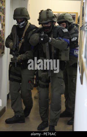 Les soldats autrichiens affecté à la Force au Kosovo la conduite de la Police militaire internationale des capacités de formation aux côtés des soldats de la Police militaire de l'armée américaine, ainsi que les chiens et leurs maîtres de travail militaire, 30 septembre 2015, le Camp Bondsteel, au Kosovo. Les soldats américains sont actuellement déployés au Kosovo avec les multinationales bataille Group-East, partie de la KFOR de l'OTAN de la mission de soutien de la paix. La journée de formation a été menée pour assurer la police militaire les équipes sont familiers avec chien de travail militaire tout en répondant à des procédures-active shooter ou situations explosives non explosées. (U.S. Photo de l'armée par le Sgt. Erick Banque D'Images