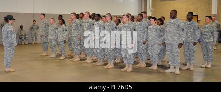 Quarante trois soldats avec la Garde nationale de Caroline du Sud a obtenu son diplôme du Programme de soutien de la recruter au cours d'une cérémonie qui a eu lieu à l'application de correctifs Bluff Road Armory de Columbia, S.C., le 24 octobre 2015. La cérémonie marque l'achèvement de la formation de base et des soldats individuels de formation avancée et d'être accueilli officiellement à leurs nouvelles unités. (U.S. Photo de la Garde nationale 1er lieutenant Jessica Donnelly/libérés) Banque D'Images