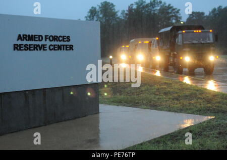 Les membres de la Garde nationale du Texas 236e Engineering Company sont prêts à l'intérieur de véhicules tout terrain léger moyen de s'engager dans des opérations de sauvetage dans la région de Huntsville, Texas, le 25 octobre 2015. Les membres de la 236e compagnie du génie, une partie du 111e bataillon du génie, se sont mobilisés pour Corsicana et Baie-Comeau, au Texas, pour se tenir prêt à répondre à n'importe quel sauvetage doit causé par la pluie torrentielle résultant de l'Ouragan Patricia en octobre 2015. (U.S. La Garde nationale de l'armée photo par le Sgt. Michael Giles/libérés) Banque D'Images