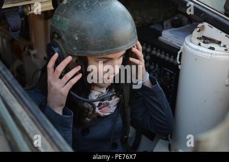 Nora Pop, à partir de Cluj-Napoca, Roumanie, porte un casque de communication tout en restant assis dans le siège du conducteur, d'un transporteur d'infanterie de l'armée américaine variante (Stryker) à l'exposition statique à Arad, Roumanie, 25 octobre 2015. L'exposition statique a fait partie de nombreux événements qui ont eu lieu sur la Journée de l'Armée nationale de Roumanie dans et autour de Arad, Roumanie, 25 octobre 2015. Les événements sont aussi une partie de l'exercice de passage de dragons qui est à l'appui de l'opération Atlantic résoudre, une série d'exercices de formation et de manifestations visant à établir des relations, de la confiance et de l'interopérabilité entre les États-Unis et ses alliés de l'OTAN. ( Banque D'Images