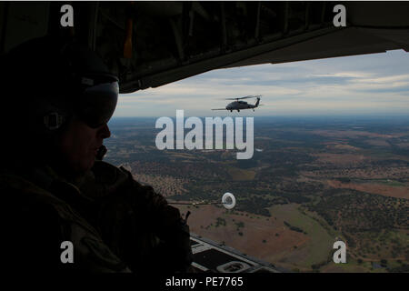 Un colonel de l'US Air Force du 347th Rescue Group à Moody Air Force base, en Géorgie, observe une formation de sauvetage et de ravitaillement depuis l'arrière d'un C-130J Hercules près de la base aérienne de Beja, au Portugal, le 23 octobre 2015. La formation, qui fait partie de Trident Juncture 2015, a mobilisé plus de 35 000 membres des pays membres et partenaires de l’OTAN, mettant l’accent sur le sauvetage aérien, le ravitaillement en carburant, l’interopérabilité et l’état de préparation opérationnelle des forces aériennes et terrestres alliées. Banque D'Images