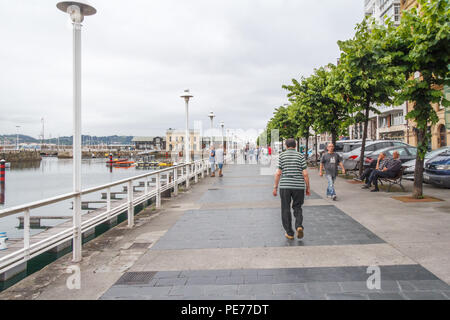 Gijon, Espagne - 6 juillet 2018 : Les gens qui marchent le long de la promenade par thr port. La ville a une tradition maritime. Banque D'Images