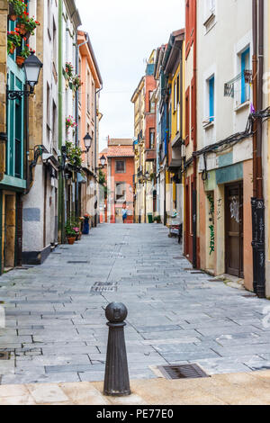 Gijon, Espagne - 6 juillet 2018 : Rue dans le vieux quartier de pêcheurs, tha zone est connue comme Cimadevilla Banque D'Images