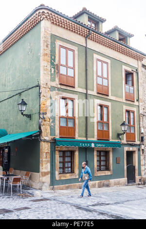 Gijon, Espagne - 6 juillet 2018 : l'homme marche dernières Casa Zabala dans l'ancien quartier des pêcheurs. La région est connue sous le nom de Cimadevilla Banque D'Images