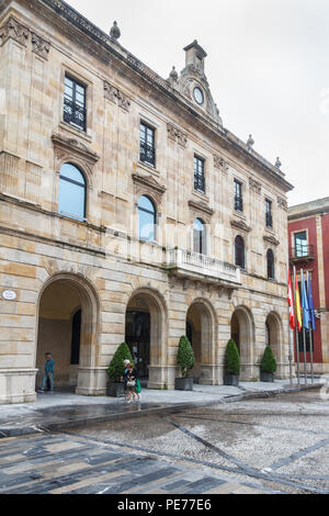 Gijon, Espagne - 6 juillet 2018 : Hôtel de Ville sur la Plaza Mayor. La place est la place principale de la ville. Banque D'Images