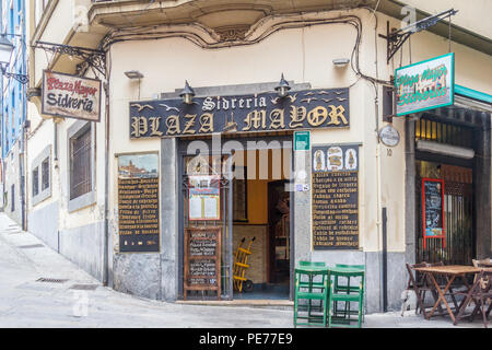 Gijon, Espagne - 6 juillet 2018 : La Plaza Mayor Sidreria. Le bar vend des cidres et autres boissons Banque D'Images