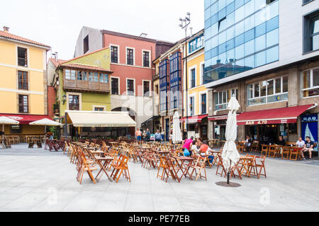 Gijon, Espagne - 6 juillet 2018 : place typique avec des bars. Boire et manger en plein air est populaire dans toute l'Espagne. Banque D'Images