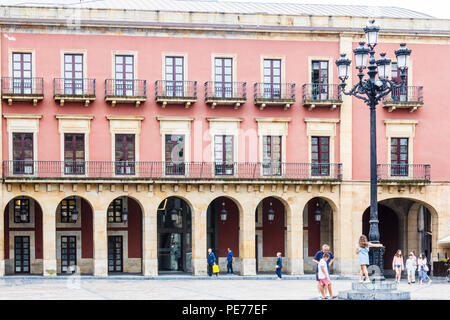 Gijon, Espagne - 6 juillet 2018 : Les gens de la Plaza Mayor. C'est la place principale de la ville. Banque D'Images