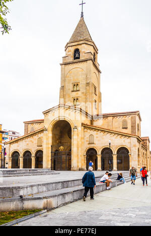 Gijon, Espagne - 6 juillet 2018 : passé, Iglesia de San Pedro Apóstol. L'église a été achevée en 1955. Banque D'Images