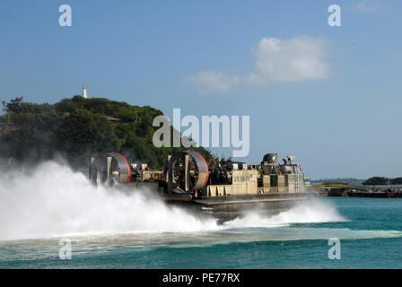 151027-N-MP556-046 - Okinawa, Japon (oct. 27, 2015) Landing Craft Air Cushion (LCAC) 21 affectés à la plage de la Marine (NBU) installation navale 7 part de sable blanc en route vers le quai de débarquement amphibie USS Germantown (LSD 42). Germantown est lancé avec les Marines du 3e Division de marines Marine Aircraft Wing, 1er et 3ème Marine Logistics Group participera à l'exercice Blue Chromite. La chromite bleu est un exercice d'entraînement amphibie menée avec le 4e Régiment de Marines, Marine Air Group 36, 4 Régiment de logistique de combat, et d'autres éléments du III Marine Expeditionary Force. Germantown est sur p Banque D'Images