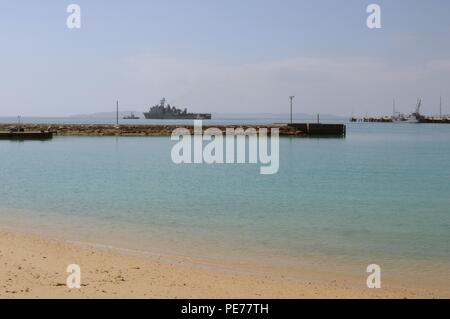 151027-N-MP556-004 Okinawa, Japon (oct. 27, 2015) quai navire de débarquement amphibie USS Germantown (LSD 42) installation navale quitte la plage blanche, après avoir pris des Marines (3e Division de marines Marine Aircraft Wing, 1er et 3e Groupe logistique maritime en vue de l'exercice Blue Chromite. La chromite bleu est un exercice d'entraînement amphibie menée avec le 4e Régiment de Marines, Marine Air Group 36, 4 Régiment de logistique de combat, et d'autres éléments du III Marine Expeditionary Force. Germantown est en patrouille dans la 7e flotte américaine Secteur d'opérations à l'appui de la sécurité et de la stabilité dans l'Indo-Asia-Pa Banque D'Images