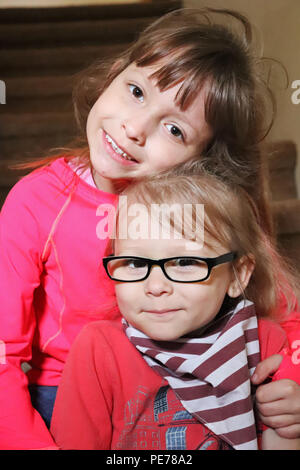 Câlins et l'amour entre deux soeurs Banque D'Images