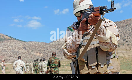 Un soldat peshmergas fournit la sécurité au cours de tir en équipe formation mouvement près d'Erbil, Irak, le 11 octobre 2015. Cette formation fait partie d'Combined Joint Task Force - Fonctionnement du résoudre inhérent à la mission de renforcer les capacités des partenaires pour permettre aux forces de sécurité irakiennes à l'encontre de l'État islamique d'Irak et du Levant. En Iraq, ISIL a perdu la liberté d'exploitation d'environ 30 pour cent du territoire qu'ils s'est tenue en août 2014. (U.S. Photo de l'armée par la CPS. Tristan Bolden/libérés) Banque D'Images