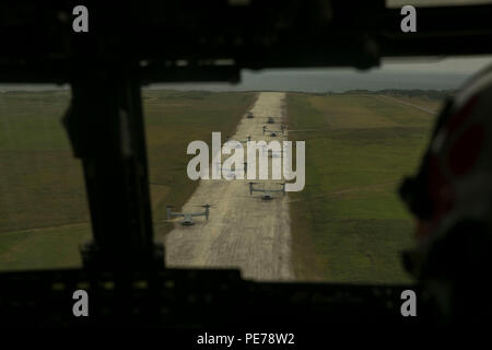 Six MV-22B Ospreys et deux CH-53E Super Etalons se préparent à décoller après le déploiement d'un bataillon d'infanterie de marine sur Ie Shima, Okinawa, Japon, lors d'un assaut aérien de régiment dans le cadre de la chromite bleu 16, 31 octobre. La chromite bleu est un exercice amphibie menée par les soldats dans le sol, de la logistique et de l'air éléments de combat III Marine Expeditionary Force. Les Ospreys sont avec l'escadron 262 à rotors basculants Support Marine, Marine Aircraft Group 36, 1er, Airwing Marine III MEF. Les étalons sont super avec l'Escadron 462 hélicoptères lourds Marine, MAG 16, 2e MAW, II MEF, actuellement à MAG 36, 1s Banque D'Images