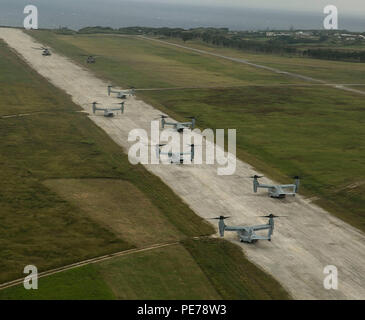 Six MV-22B Ospreys et deux CH-53E Super Etalons se préparent à décoller après le déploiement d'un bataillon d'infanterie de marine sur l'île d'Ie Shima, Okinawa, Japon, pour un assaut aérien du régiment au cours de la chromite bleu 2016, le 31 octobre 2015. La chromite bleu est un exercice amphibie menée par les soldats dans le sol, de la logistique et de l'air éléments de combat III Marine Expeditionary Force. Les étalons sont super avec l'Escadron 462 hélicoptères lourds Marine, Marine Aircraft Group 16, 2nd Marine Aircraft Wing, II MEF, actuellement à MAG 36, 1er MAW, III MEF. Les Ospreys sont avec MAG 36, 1er MAW, III MEF. Banque D'Images