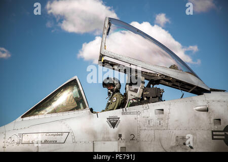 Le Capitaine Todd Campbell, A-10 Thunderbolt II pilot à partir de la 66e Escadron d'armes, United States Air Force, la Nellis Air Force Base, Nevada, parcs son jet avant le début de l'exercice II, à l'Auge Hustler Biggs Army Airfield à Fort Bliss, Texas, le 31 octobre 2015. L'Auge Hustler II est une semaine de l'exercice des tirs interarmées visant à accroître la synergie entre plus de dix unités de l'armée et de la Force aérienne. (U.S. Le personnel de l'Armée Photo : Sgt. Marcus Fichtl) Banque D'Images