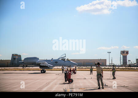 Un A-10 Thunderbolt II pilot à partir de la 66e Escadron d'armes, United States Air Force, la Nellis Air Force Base, Nevada, parcs à Biggs Army Airfield à Fort Bliss, au Texas, en prévision de l'exercice creux Hustler II, le 31 octobre 2015. L'Auge Hustler II est une semaine de l'exercice des tirs interarmées visant à accroître la synergie entre tactique plus de dix unités de l'armée et de la Force aérienne. (U.S. Le personnel de l'Armée Photo : Sgt. Marcus Fichtl) Banque D'Images