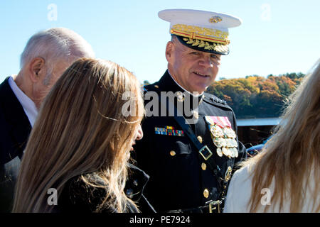 Commandant de la Marine Corps, le général Robert B. Neller, centre, rencontre avec Rosa Maria Peralta, mère de Marine Corps Sgt. Rafael Peralta, au cours de l'USS Rafael Peralta cérémonie de baptême à General Dynamics Bath Iron Works, Bath, Maine, le 31 octobre 2015. Peralta a été le promoteur et baptisé officiellement le destroyer portant le nom de son fils qui a été tué au cours de la deuxième bataille de Falloujah en 2004. (U.S. Marine Corps photo Sgt. Gabriela Garcia/libérés) Banque D'Images