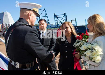 Commandant de la Marine Corps, le général Robert B. Neller, gauche, rencontre avec Rosa Maria Peralta, centre, mère de Marine Corps Sgt. Rafael Peralta, au cours de l'USS Rafael Peralta cérémonie de baptême à General Dynamics Bath Iron Works, Bath, Maine, le 31 octobre 2015. Peralta a été le promoteur et baptisé officiellement le destroyer portant le nom de son fils qui a été tué au cours de la deuxième bataille de Falloujah en 2004. (U.S. Marine Corps photo Sgt. Gabriela Garcia/libérés) Banque D'Images