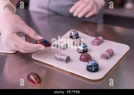 Confiseur professionnels faisant preuve de créativité des bonbons au chocolat Banque D'Images