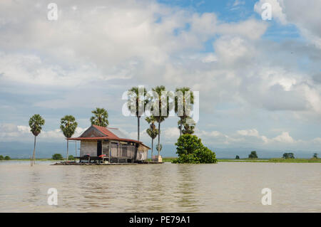 Paysages panoramiques du lac Tempe inondées et village flottant dans le sud de Sulawesi, Indonésie Banque D'Images