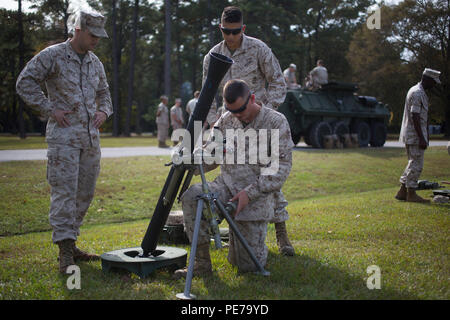 Les Marines américains avec la Compagnie Bravo, 2e Bataillon de reconnaissance blindé léger de familiarisation avec la nouvelle conduite de 81 mm Systèmes de mortier léger sur Camp Geiger, N.C., 29 octobre, 2015. Marines effectué divers exercices afin de se familiariser avec le nouveau système de mortier avant d'effectuer les opérations de tir réel. (Marine Corps photo par soi-est de Caméra de combat, le Cpl. Andrew Kuppers) Banque D'Images